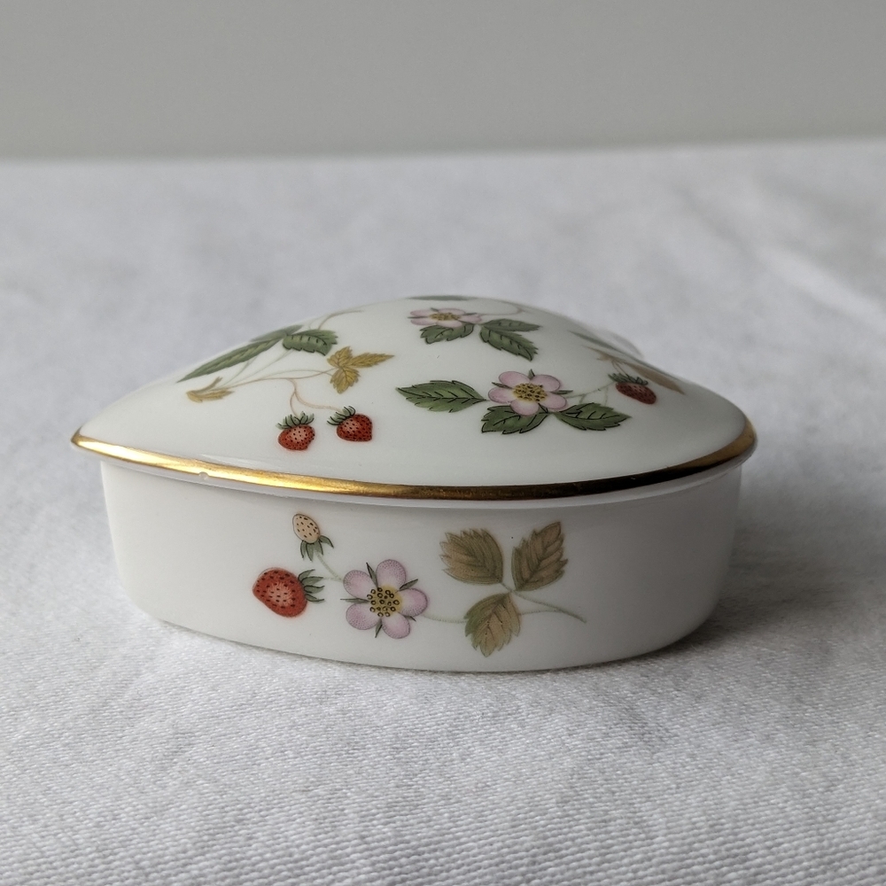 Wedgwood Wild Strawberry Bone China Small Heart Box & Lid Gold Rim Discontinued - Picture 8 of 11